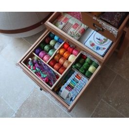 Tiroirs rangement tissus ouvrages en cours et bobines fils couleurs