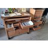 Mobiliario de taller y columna La Baule Escoublac con cajones abiertos